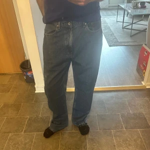 Loose vailent jeans  - Ett par mörkblå jeans som passar perfekt för hösten och vintern. Jeansen är i skick 8/10 och säljs för att dem är för stora på mig. Storleken är XL. Köpta för 499, men säljs för 90kr!