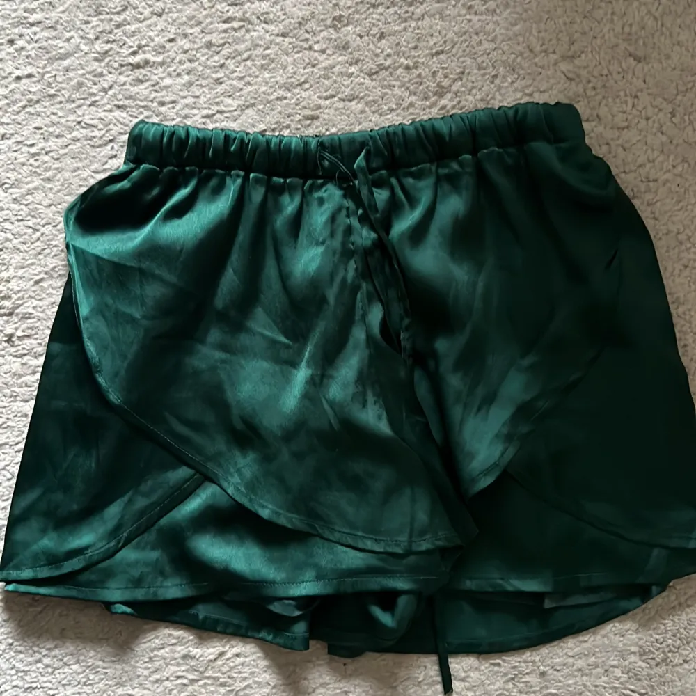 Super söta shorts i ett satin liknande tyg, aldrig använda bara provade hemma! Strl 38 💚. Shorts.