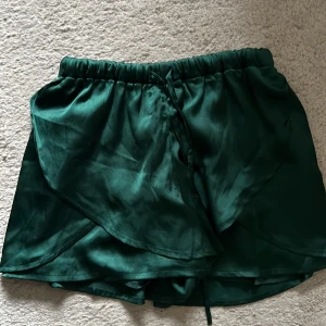 Gröna satin shorts  - Super söta shorts i ett satin liknande tyg, aldrig använda bara provade hemma! Strl 38 💚