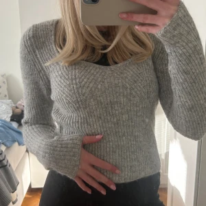 Stickad topp  - Så fin stickad topp, perfekt nu till våren!