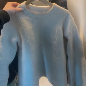 Arket tröja - Säljer min jätte fina stickade arket tröja! I storlek S. Den är lite nopprig men det kan jag fixa innan jag postar den. Annars bra skick! Nypris 900