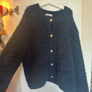 Stickad  - Stickad tröja från Gina! Storlek L men är ganska kort och liten i modellen 