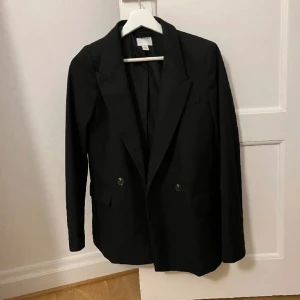 HM KAVAJ🌷 - Säljer min kavaj från HM! Använd några få gånger, så den är i toppen skick.💖