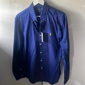 Polo Ralph lauren skjorta - Säljer denna Ralph lauren skjora då den var för stor aldrig använd endast testad prislappen sitter också kvar! Nypris ca 1600! Skick 10/10 helt ny Priset är inte hugget i sten! 