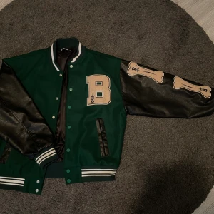 Aelfric Eden Collage Jacke  - Collage jacke från Aelfric Eden som är i super bra skick och endast använd 1 gång! Jätte bra kvalite och en skit cool jacka! Köpt för 1200kr säljer den nu för den inte kommer till användning🫠❤️ (pris kan diskuteras)