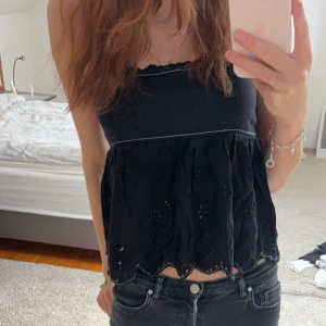 Zara topp - Svart, blommigt linne från Zara med öppen rygg. Använt endast 3 gånger!💗Storlek M men skulle säga att den passar Xs-M💗