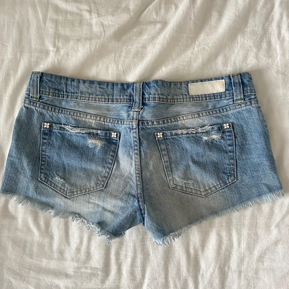 Så snygga lågmidjade jeansshorts dom tyvärr är för små för mig (kan inte skicka bild på)💓 står ingen storlek men skulle gissa på typ 38. Shorts.