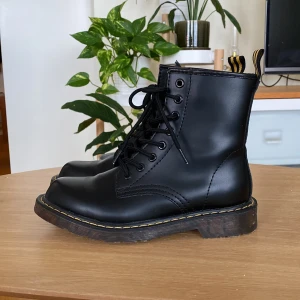 Svarta kängor - Svarta superfina kängor i storlek 36. Jag har provat dem en gång i ca. 15 minuter utomhus men får tyvärr inse att de är för små, hoppas att någon annan kan få nöje av dem!