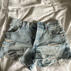 Zara shorts - Säljer mina mid/low waist zara short då de är lite för små. Jag har använt de ett fåtal gånger men de är som nyskick.