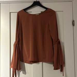 Blus - Orange/brun blus från vila
