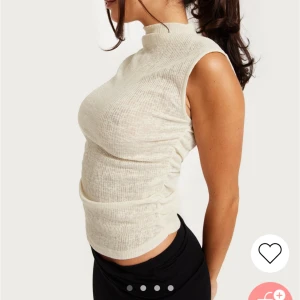 SÖT TOPP - Säljer denna snygga toppen från Nelly då jag beställde fel storlek, helt ny med lappar kvar☺️endast testad