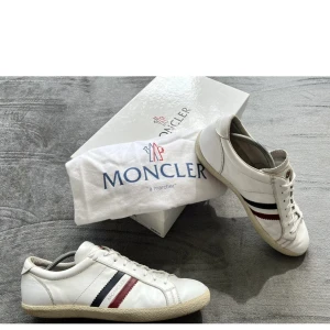 Moncler dojor  - Säljer moncler skorna då jag har lite för många dojor dem är i bra skick och inga tydliga defekter PRIS:2300kr  SKRIV INNAN DU KÖPER!!!!