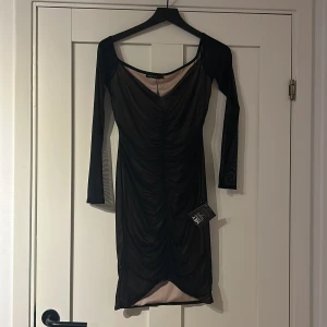 Klänning - Svart mesh-klänning med beige fodring från nelly. Aldrig använd.