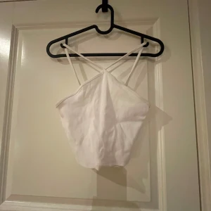 Vit topp - Säljer min vita topp från Zara som ser exakt ut som den bruna, köpt för ungefär 130kr men säljer för 50kr