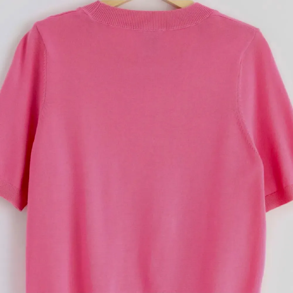 En rosa stickad T-shirt från Lindex. Har knappt använt och det finns inga defekter🩷🩷. Tröjor & Koftor.