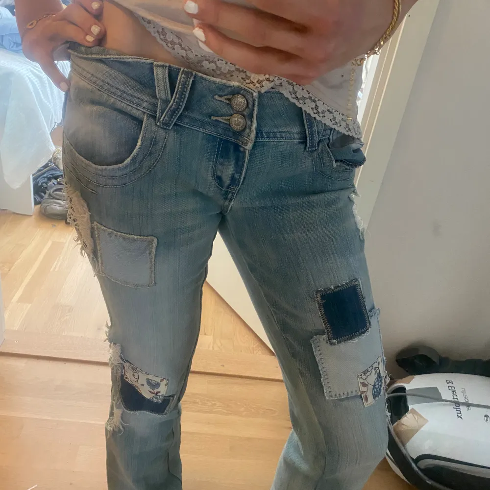 Snygga bootcut jeans med coola detaljer 🥰innerbenslängd-78cm midjemått-38cm. Jeans & Byxor.