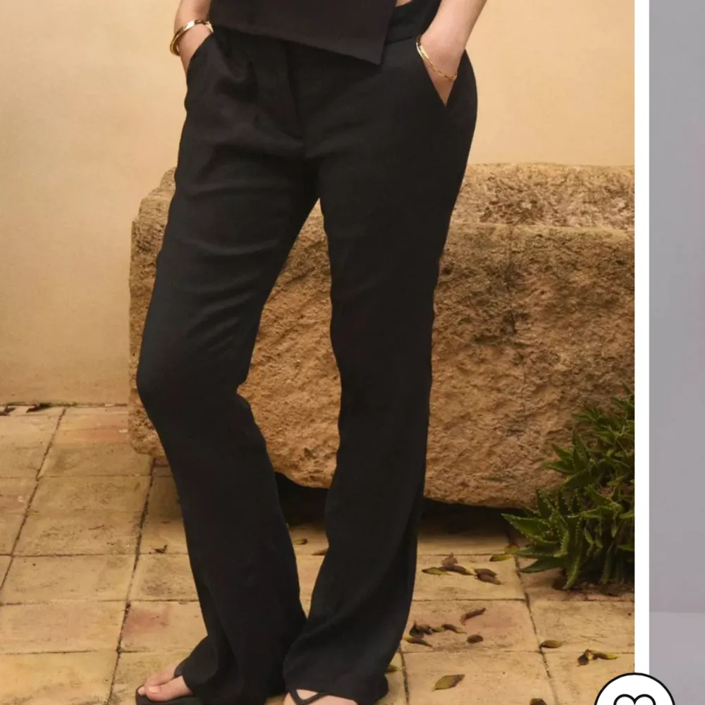 Svarta kostym/linnebyxor från Nelly Använda endast 1 gång, säljer pga de är för stora De är som sagt endast använda 1 gång och är som nya.  Nypris:499kr. Jeans & Byxor.
