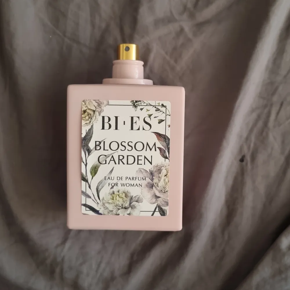 En parfym med doft av blossom garden❤️ fick i present och använd cirka 3 gånger med få sprut då jag inte gillade doften så mycket❤️. Parfym.