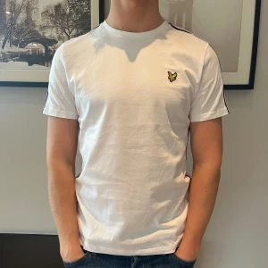 Lyle & Scott t-shirt - Säljer min t-shirt från Lyle & Scott som inte kommer till användning längre, jättefint skick! 🤝 Normal i storleken. 🥃 Nypris: 359kr, mitt pris: 99kr! Kom dm vid frågor eller funderingar. 