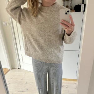 HM Stickad - Jättefin stickad tröja från HM WOOL/ALPACA BLEND i strl M. Använd 4-5 gånger. Superfint skick!🌸🌺