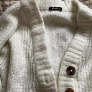Söt stickad tröja - Jätte söt och mysig stickad tröja från Gina Tricot, helt oanvänd!!  Möts upp i centrala Stockholm 