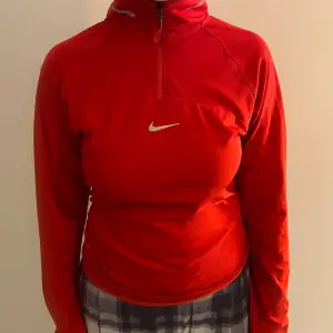 En sportig Niketröja som både kan kläs upp och ned. Antingen använder man den till träningen eller till vardags. Den är i storlek L men storleken på den här modellen av tröjor är väldigt liten. Skulle säga att den passar en S/M mer. 