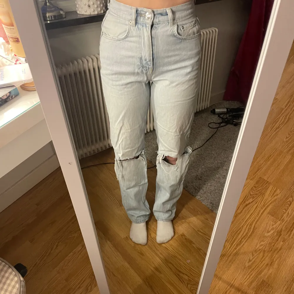 HÖgmidjade håliga jeans från Gina som inge kommer till användning längre . Jeans & Byxor.