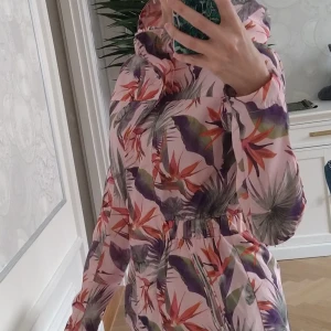 Ny vind/regnkappa - Helt ny oanvänd regn- och vindkappa från märket Cropp. Så fin mönster och fina färger, toppen till vår och sommar :)