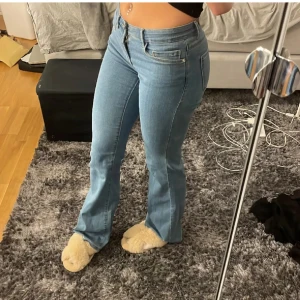 Only jeans  - Säljer mina snygga lågmidjade only jeans med bootcut modell! Säljer då de blivit för små för mig. Ny pris: 549kr, mitt pris: 150kr💓💓 (LÅNADE BILDER!)
