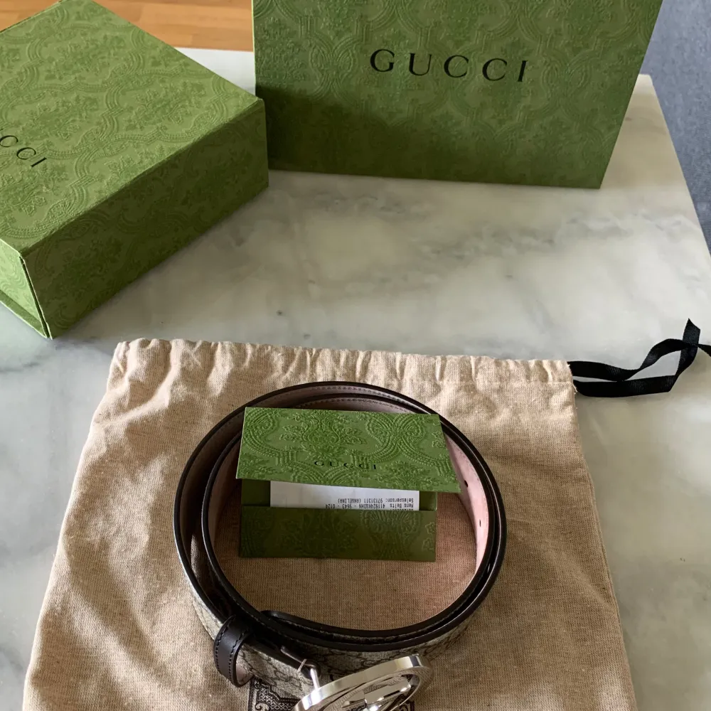 Gucci bälte använt ungefär 5 gånger ser helt nytt ut, kvitto och alla tillbehör ingår nypris: 4499 kr. Accessoarer.