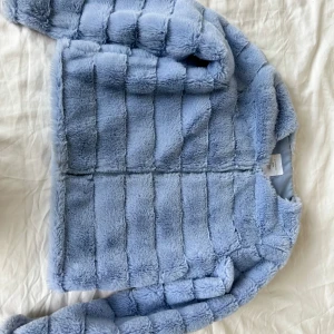 söt kofta från lindex🥰 - säljer en fluffig, mjuk kofta från lindex pga brist av användning 🥰 finns en defekt som visas i tredje bilden på nacklinjen men den synns knappt❤️ kontaktq för frågor!        