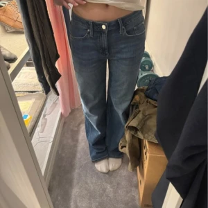 Lowwaist straight jeans - Säljer mina helt oanvända jeans! De är lowwaist och är superfina på, säljer pga de inte kommer till användning. Jag är runt 164 och på mig är jeansen långa. Ny pris: 1100💕