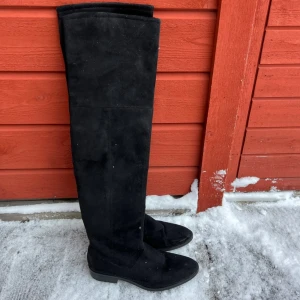 Mocka stövlar - Mocka stövlar, storlek 38. Passar bäst på smalare vader. Jättebra skick, använt fåtal gånger.