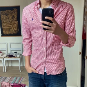 Ralph lauren skjorta  - Hej, säljer denna as fina Ralph lauren skjortan. Den har en liten fläck som inte syns vid användning(går förmodligen att tvätta bort, har ej testat). Pris kan diskuteras!