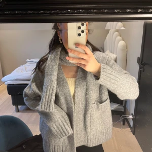 Kofta med halsduk - Stickad kofta med halsduk från Zara. Helt oanvänd! Superfin nu till våren