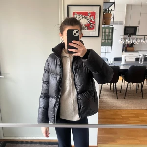 Dunjacka - Så snygg svart Jack i dun! Skriv för fler bilder! Varm och skön! Passar xs-s 
