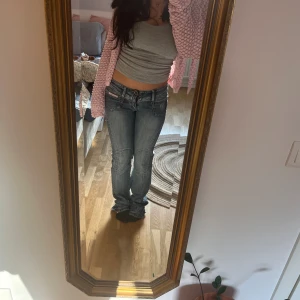 Bootcut jeans - Söta bootcut jeans med rosa detaljer från the blue collection. Som det synns på bilderna är dem tyvärr för små o midjan(darför ser gylfen konstig ut) och för långa för mig 