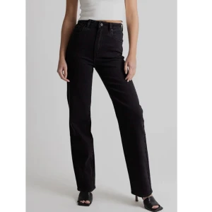 Abrand 94 High Straight jeans  - Svarta 94 High Straight jeans i storlek 25. Aldrig använda och i nytt skick.  Nypris 1000kr