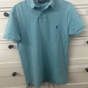 Ralph lauren piké - Säljer nu min feta Ralph lauren piké som jag tyvärr växt ur. Köptes på NK för 1399kr och är i storleken S. Skick 9/10, perfekt inför sommaren!