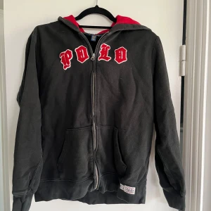 Ralph lauren zip - Sitter som lite smått på S så skulle föredra till XS. Bra skick. Pris 99kr