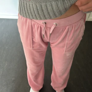 Juicy byxor  - Säljer mina jätte sköna juicy byxor då de inte kommer till någon användning längre. Köpta på Nk förra året. Nypris 1000 kr. Storlek 11 år. Hör av er vid intresse🥰