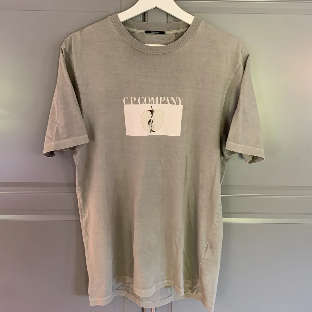 Säljer denna sjukt feta C.P company T-shirt köpt på thernlunds för 1399kr och endast använd 3 gånger sen dess, säljer endast för 649kr! . T-paidat.