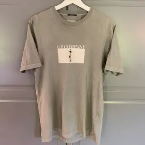 Säljer denna sjukt feta C.P company T-shirt köpt på thernlunds för 1399kr och endast använd 3 gånger sen dess, säljer endast för 649kr! 