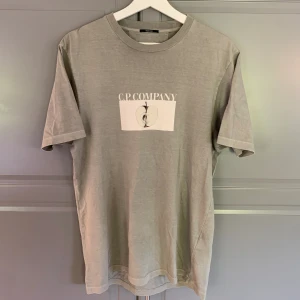 C.P company T-shirt  - Säljer denna sjukt feta C.P company T-shirt köpt på thernlunds för 1399kr och endast använd 3 gånger sen dess, säljer endast för 649kr! 