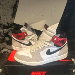 Jordan 1 High Light Smoke Grey 44 - Jordan 1 high light smoke grey🪩  -Storlek: 44 (US10) -Skick: 8/10 -Pris: 1100kr -Nypris~ 3500kr -Frakt: 118kr (Levereras dubbel-boxat)  Tveka inte att höra av dig vid minsta frågan!