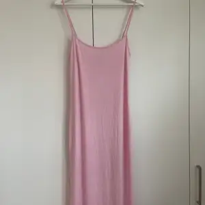 Säljer denna skims liknande klänningen från Gina Tricot! Helt oanvänd med prislappen kvar. Storlek M