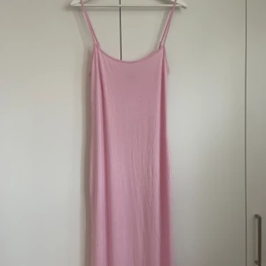 Rosa skimsliknande klänning - Säljer denna skims liknande klänningen från Gina Tricot! Helt oanvänd med prislappen kvar. Storlek M