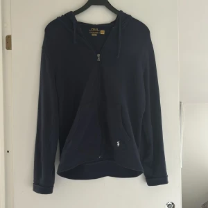 Ralph lauren zip - Hej! Säljer nu denna extremt feta Ralps lauren zipen till sommaren. Tröjan är i ett tunnare material och är därmed riktigt skön! Inga defekter och använd fåtal gånger. Storlek S. Hör av er vid frågor!
