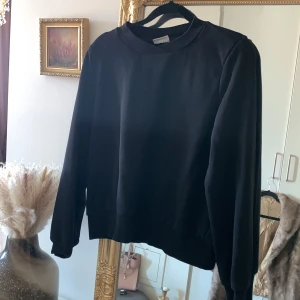 Tröja - Svart tröja, 100 + frakt💗