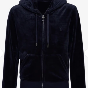 Juicy tröja - Jätte fin marinblå juicy tröja säljes! Fint skick, inga fläckar, hål eller nått som saknas. Säljer då jag tyvärr inte använder den längre💓